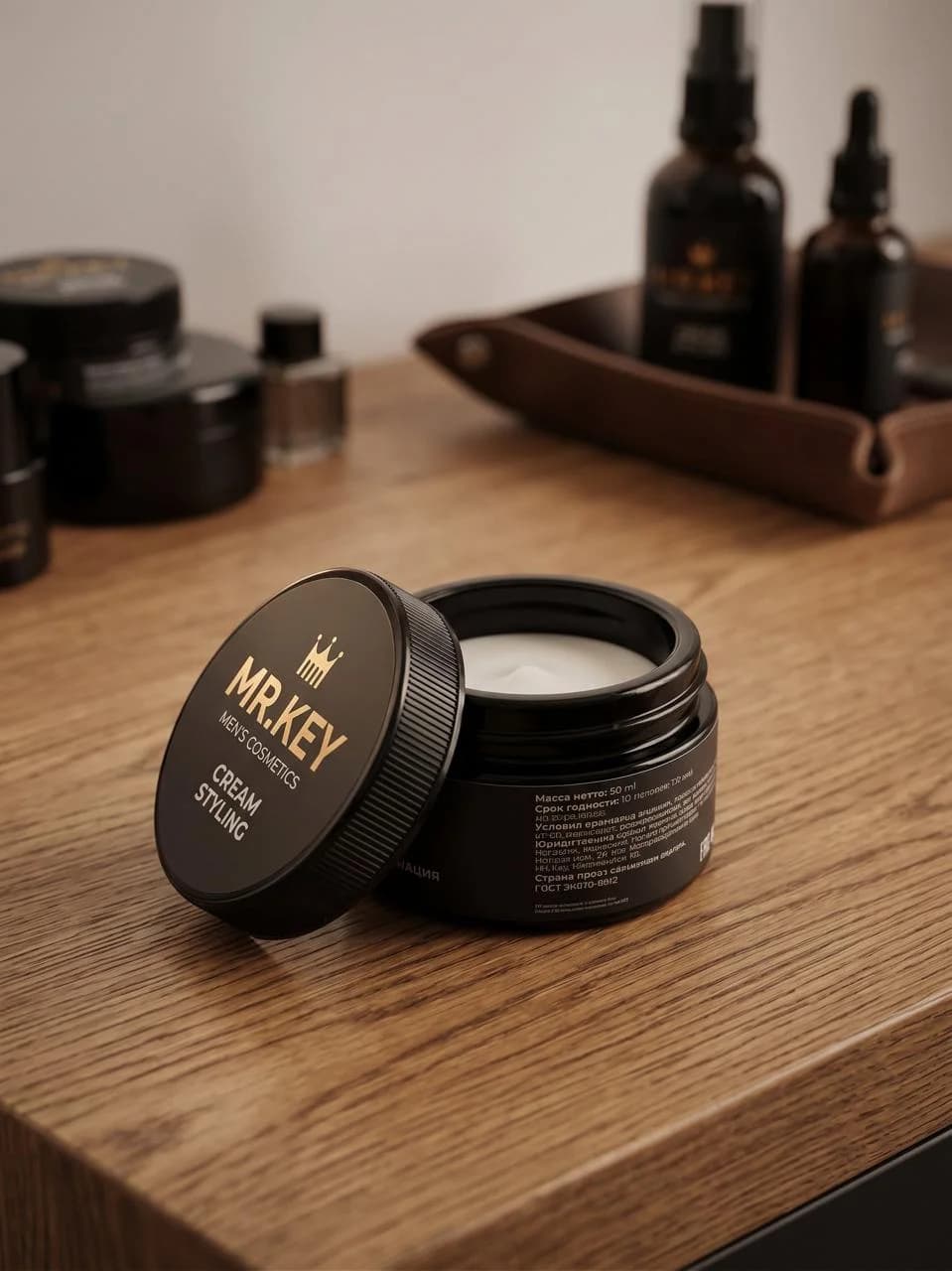 Открытая баночка MR.KEY Cream Styling на деревянном столе